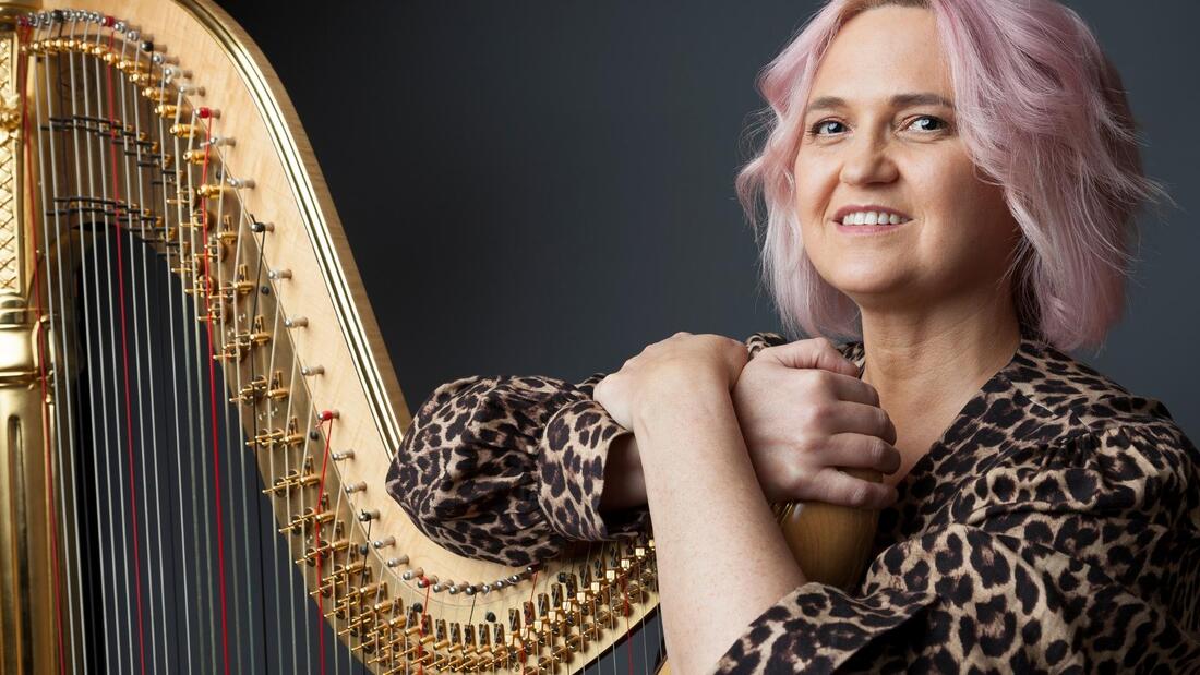 Lauren Scott, harpist and composer. Contact form